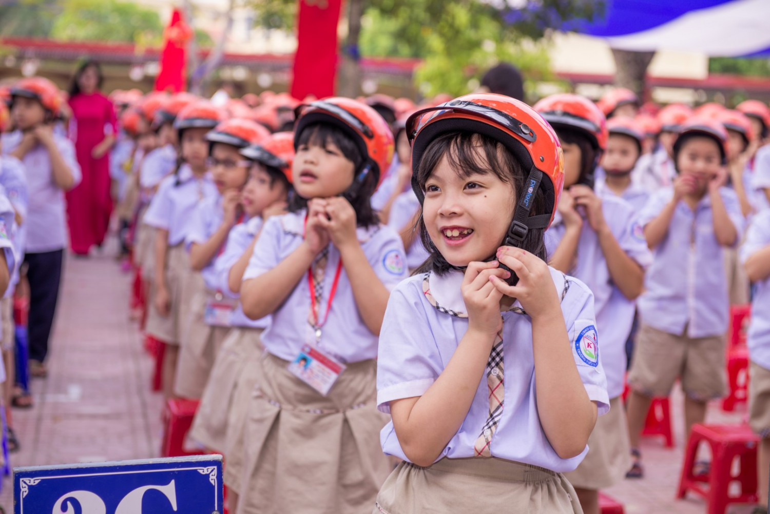 Học sinh được nhận mũ từ nhà tài trợ Honda