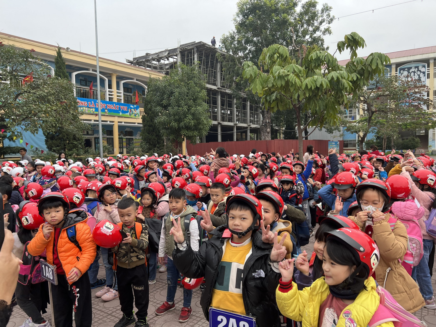 Chương trình trao tặng mũ bảo hiểm cho các em học sinh