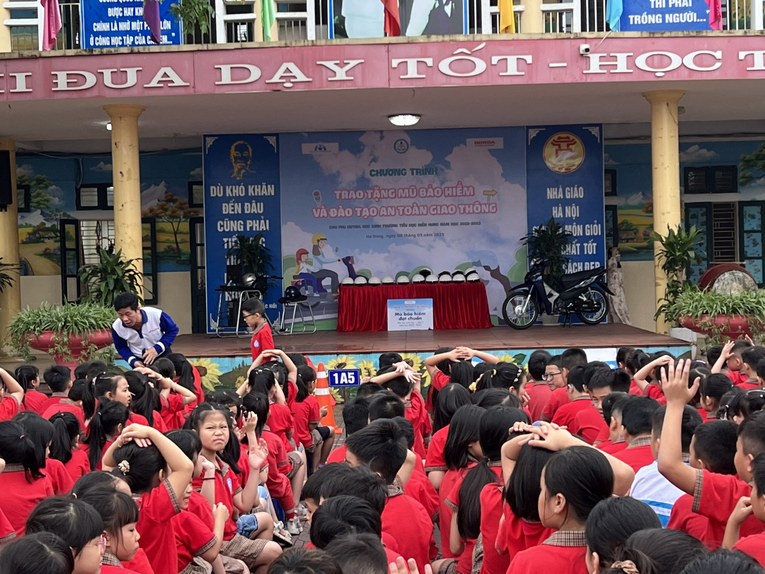 Chương trình " Trao tặng mũ bảo hiểm và Đào tạo An toàn giao thông"