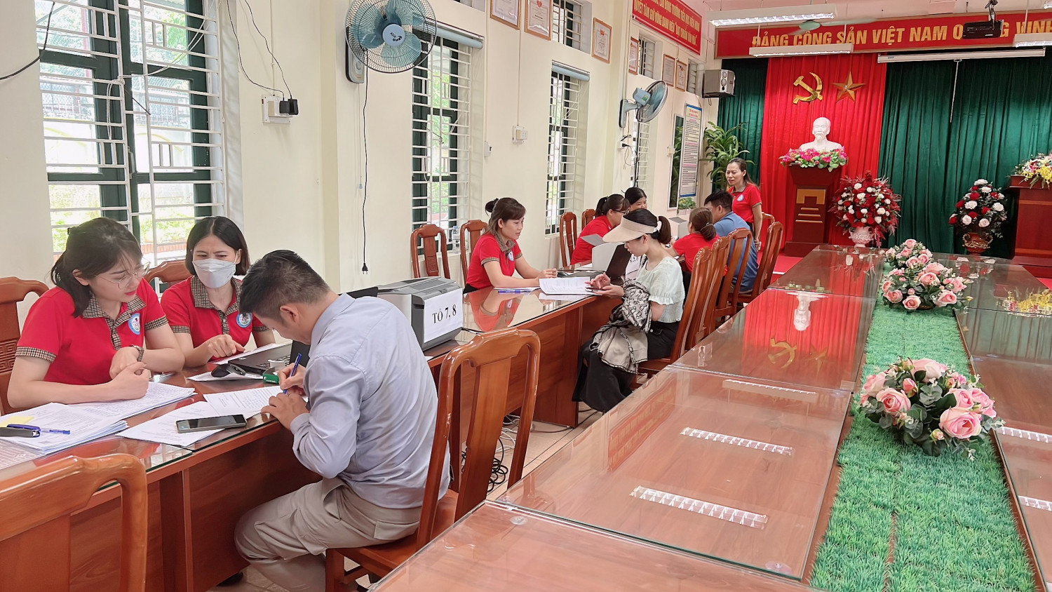 Hỗ trợ phụ huynh tuyển sinh trực tuyến vào lớp 1 năm học 2023-2024