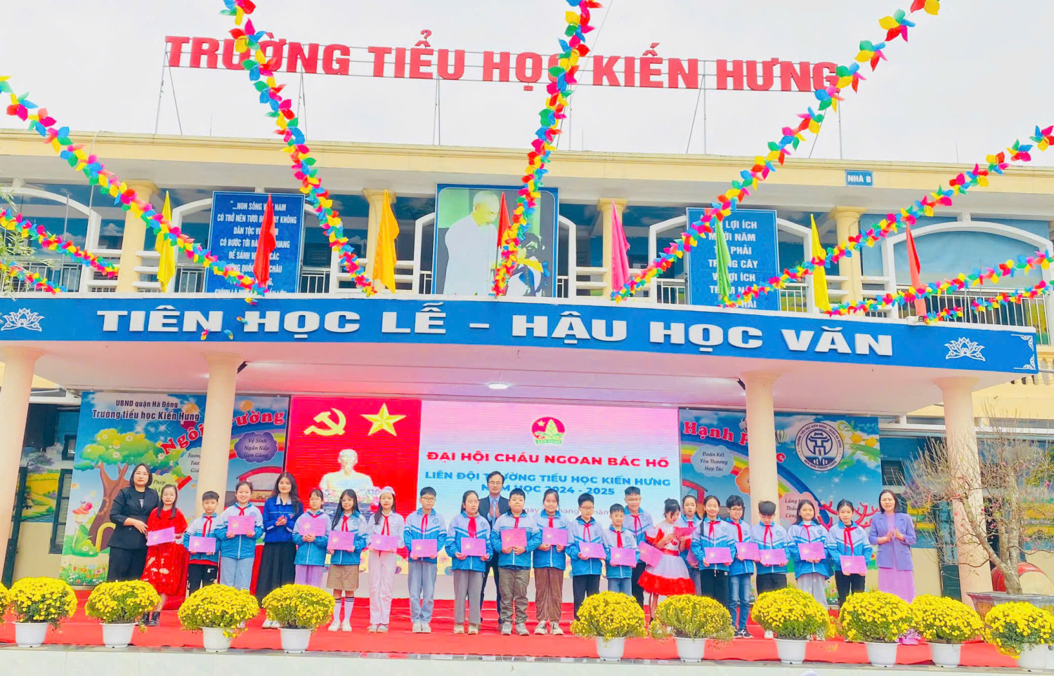 ĐẠI HỘI CHÁU NGOAN BÁC HỒ LIÊN ĐỘI TRƯỜNG TIỂU HỌC KIẾN HƯNG - NHỮNG BÔNG HOA HỌC TẬP TỐT - RÈN LUYỆN CHĂM TRONG NGÀN HOA DÂNG BÁC.