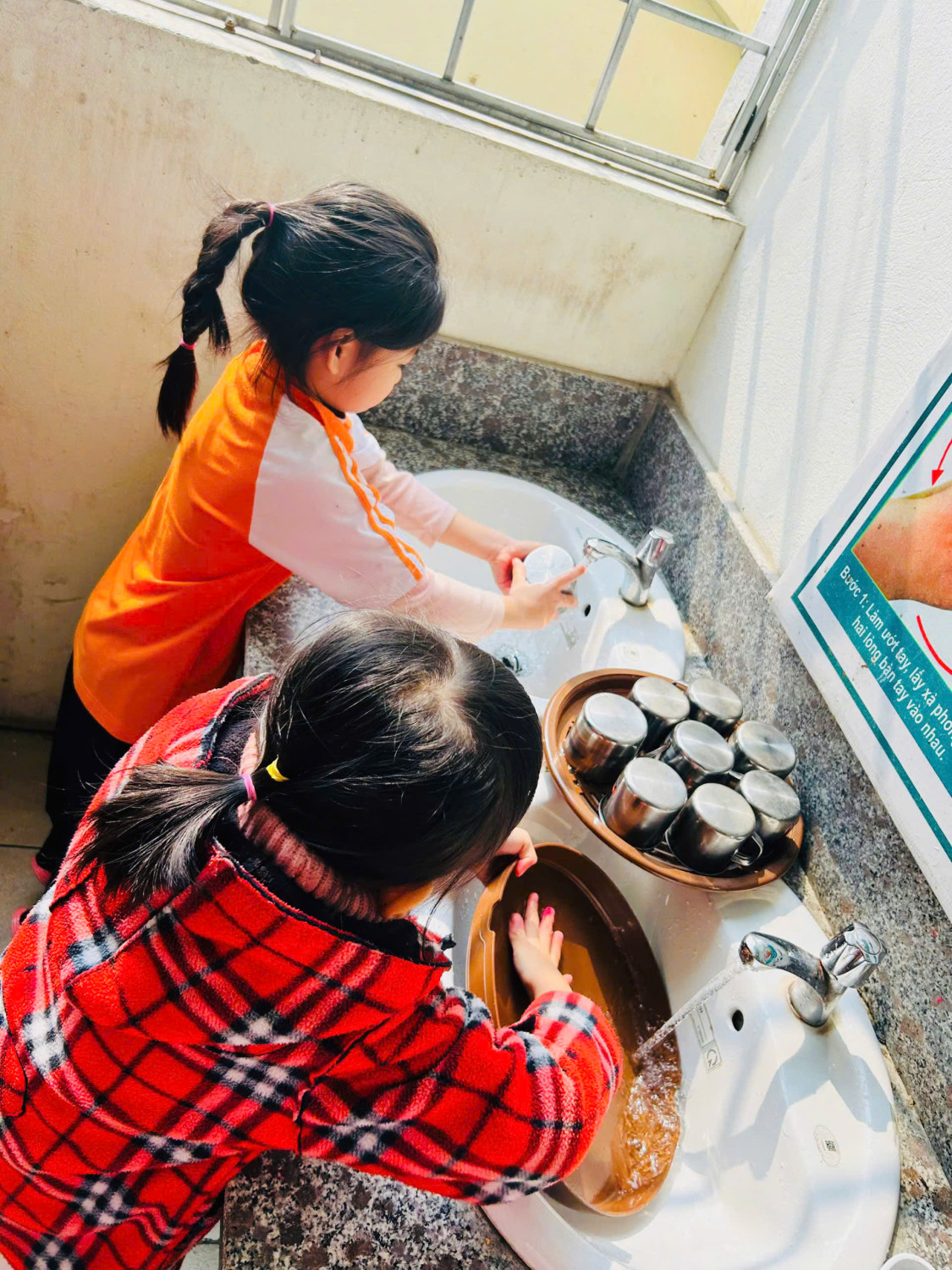 LIÊN ĐỘI TRƯỜNG TIỂU HỌC KIẾN HƯNG PHÁT ĐỘNG CHƯƠNG TRÌNH “ CHIẾN SĨ NHÍ XÂY DỰNG TRƯỜNG HỌC SÁNG – XANH – SẠCH – ĐẸP ”