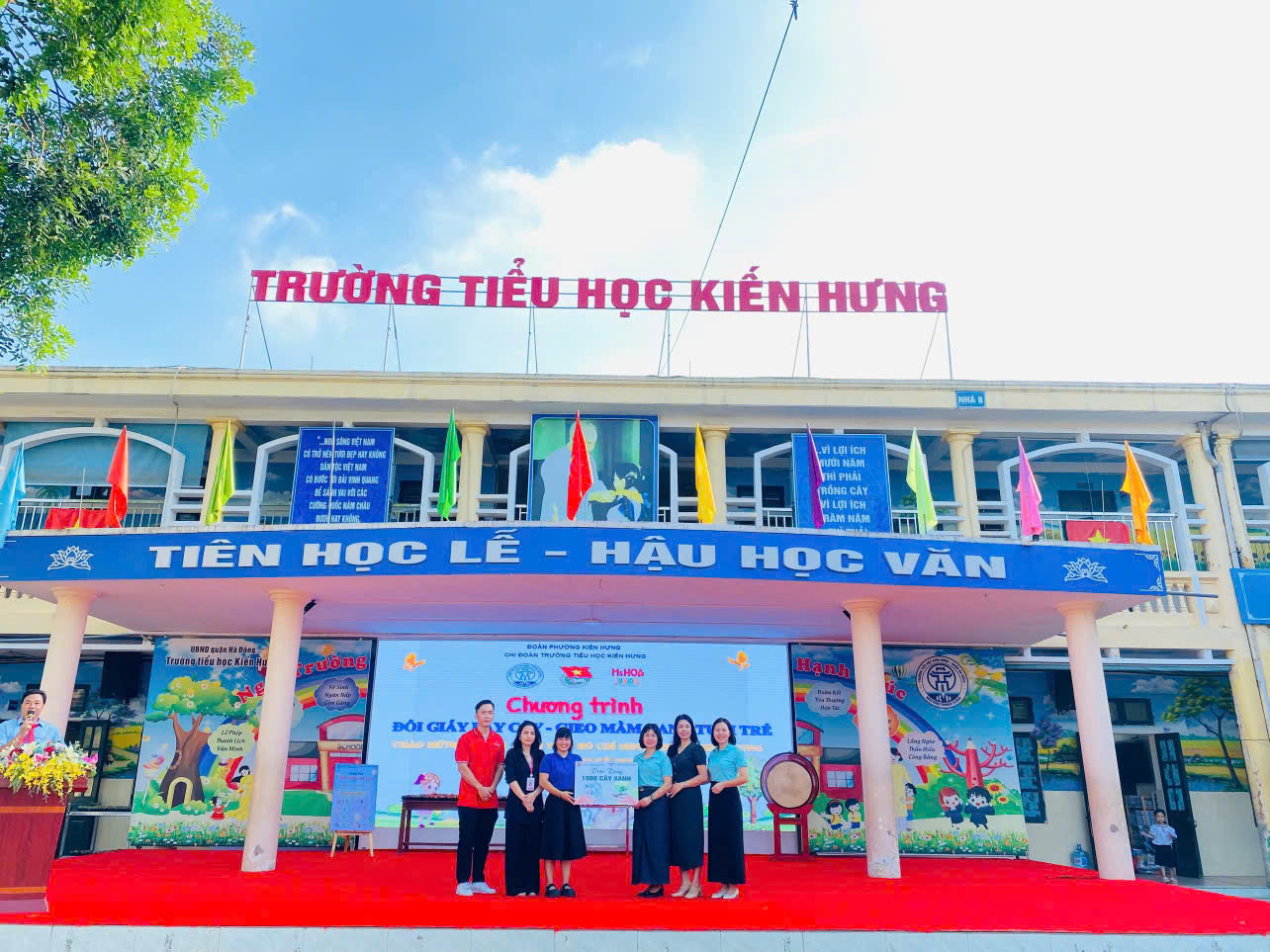 CHƯƠNG TRÌNH “ĐỔI GIẤY LẤY CÂY” – HÀNH ĐỘNG NHỎ, Ý NGHĨA LỚN