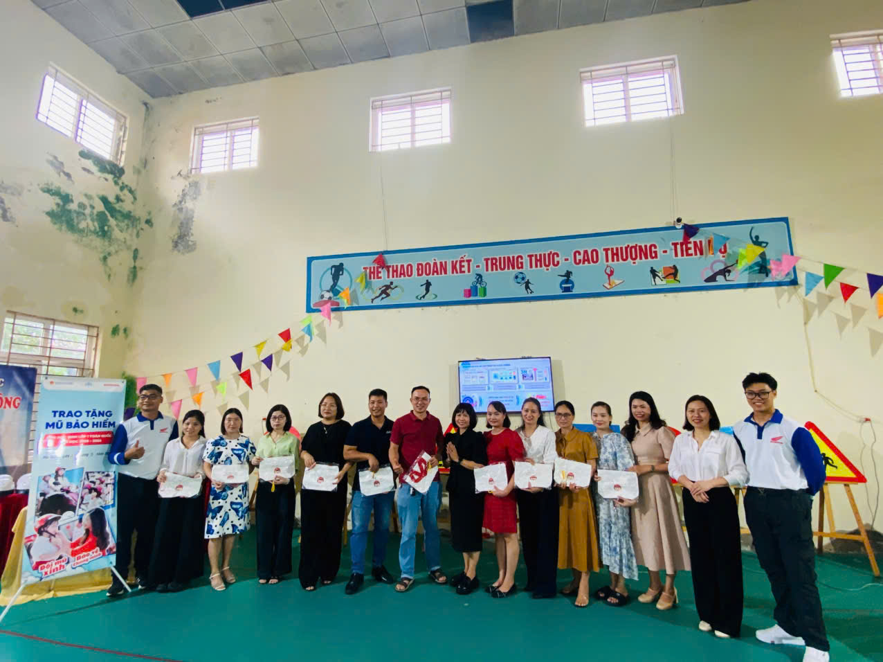 🚦 TUYÊN TRUYỀN AN TOÀN GIAO THÔNG; KỸ NĂNG KHI THAM GIA GIAO THÔNG & TRAO TẶNG MŨ BẢO HIỂM CHO HỌC SINH LỚP 1 🚦