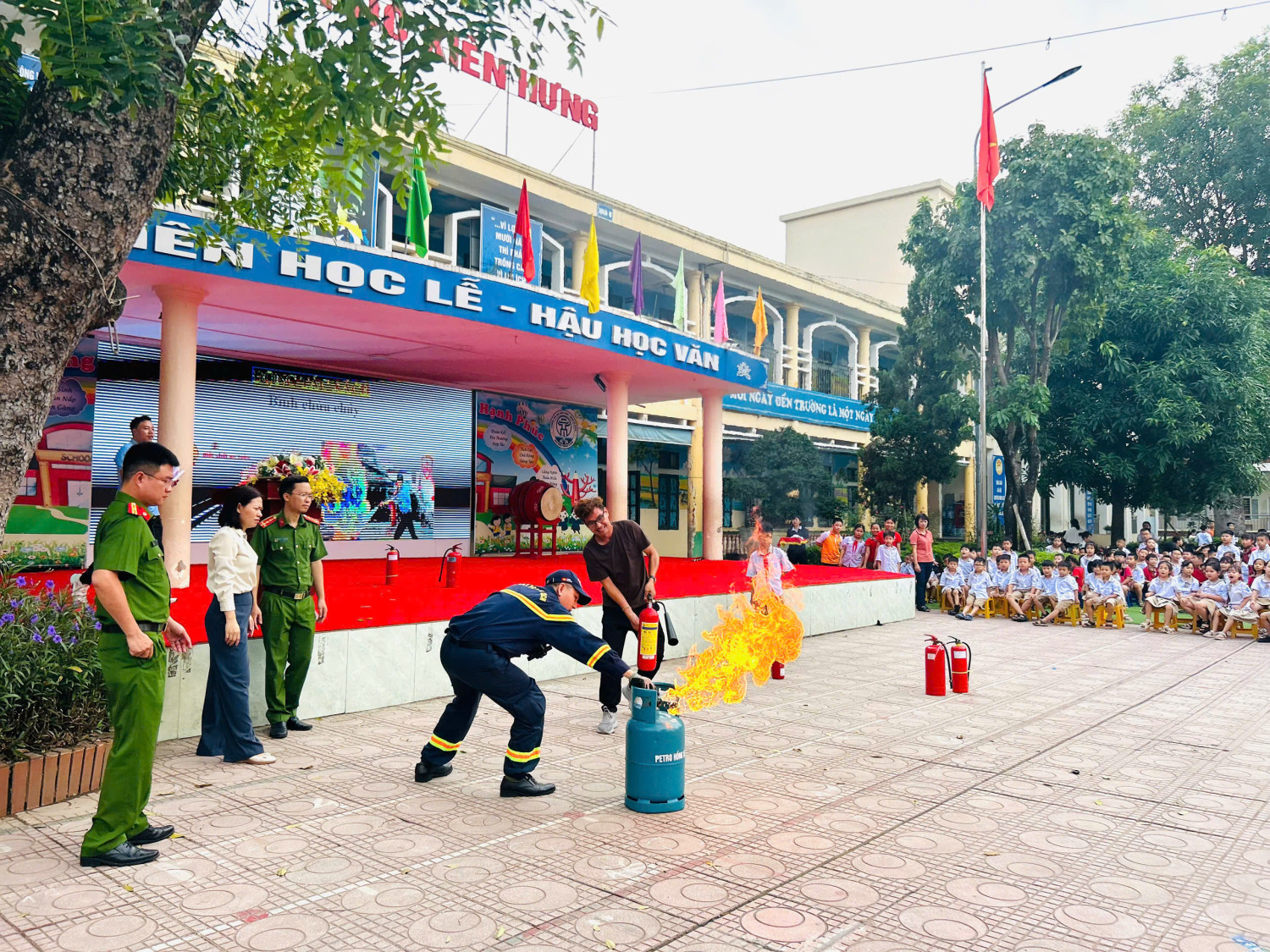 BUỔI TUYÊN TRUYỀN VỀ KĨ NĂNG PHÒNG CHÁY CHỮA CHÁY Ở TRƯỜNG TIỂU HỌC KIẾN HƯNG