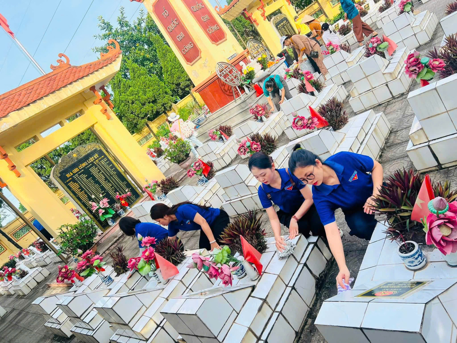 ĐOÀN THANH NIÊN TRƯỜNG TIỂU HỌC KIẾN HƯNG RA QUÂN CHỈNH TRANG, CHĂM SÓC CÁC CÔNG TRÌNH GHI CÔNG LIỆT SĨ VÀ DI TÍCH LỊCH SỬ