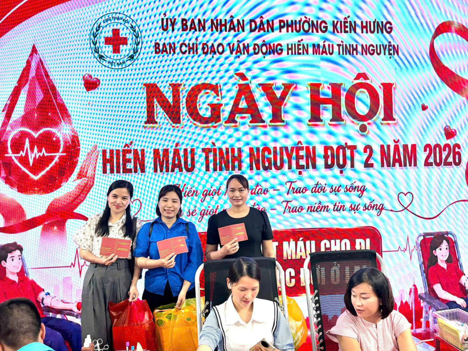 ❤️ LAN TỎA YÊU THƯƠNG – GIÁO VIÊN TRƯỜNG TIỂU HỌC KIẾN HƯNG TÍCH CỰC THAM GIA HIẾN MÁU TÌNH NGUYỆN ❤️