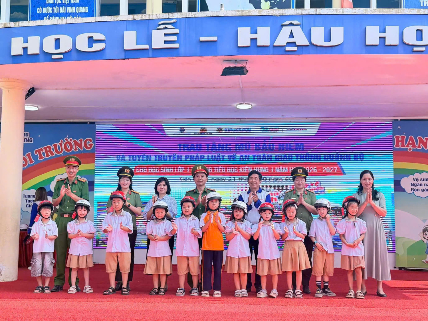 🚦 TRƯỜNG TIỂU HỌC KIẾN HƯNG: TRAO TẶNG MŨ BẢO HIỂM – LAN TỎA VĂN HÓA GIAO THÔNG AN TOÀN 🛵💙
